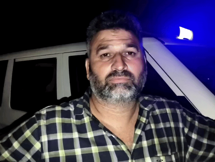 घटना की जानकारी देता ट्रक ड्राइवर।