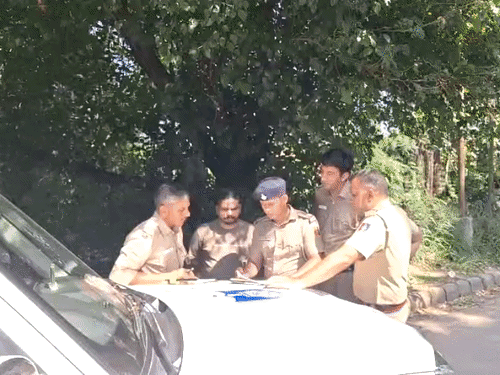 इंस्पेक्टर बलदेव कुमार बयान दर्ज करते हुए।