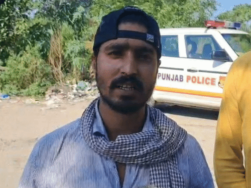 मोहनलाल ने सबसे पहले बम शैल को देखा।