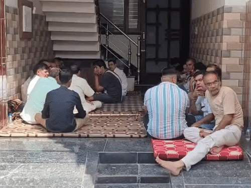 पिहोवा की सिकंदरा कॉलोनी में मृतक के घर पर मौजूद परिजन व रिश्तेदार।