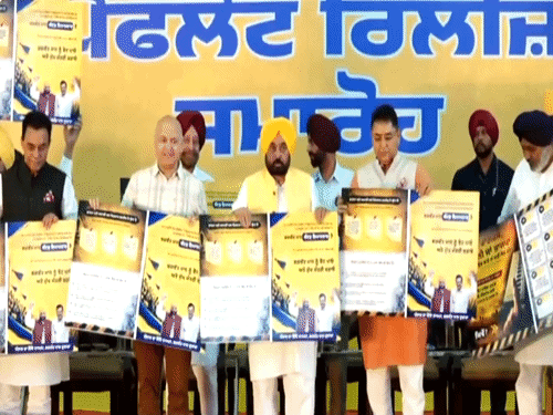 पक्खोवाल रोड स्थित इंडोर स्टेडियम में मुख्यमंत्री भगवंत मान ने पार्टी का चुनावी पम्पलेट जारी किया।