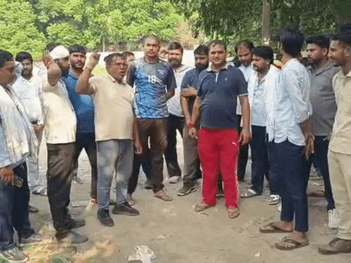 सोनीपत में प्रदर्शन करते हुए टैक्सी ड्राइवर। - Dainik Bhaskar
