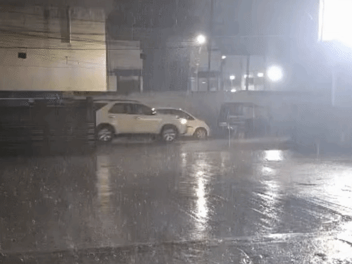 रायपुर में शुक्रवार शाम मौसम बदला, तेज हवाओं के साथ बारिश हुई।