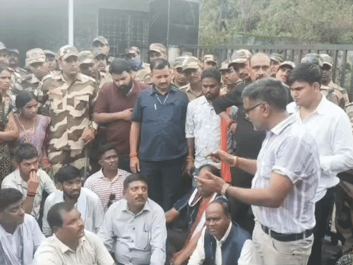 SECL दीपका GM अशोक कुमार ग्रामीणों के बीच पहुंचे और उन्हें समझाने की कोशिश की।