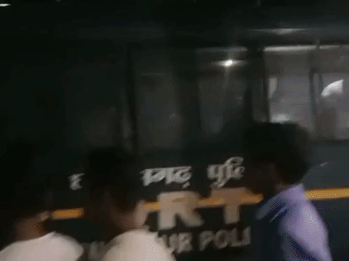 रायपुर स्थित होल्डिंग/डिटेंशन सेंटर भेजते समय की तस्वीर।