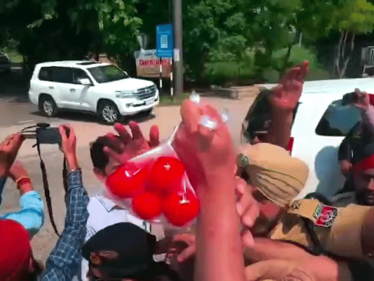 Ravneet Singh Bittu threw a liquor bottle at Chief Minister Mann's convoy.