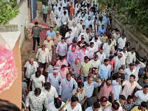स्वास्थ्य मंत्री आरती राव पर फूल बरसातीं गांव की महिलाएं।