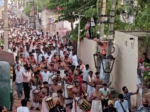 ढोल-नगाड़े से उनका स्वागत किया गया।