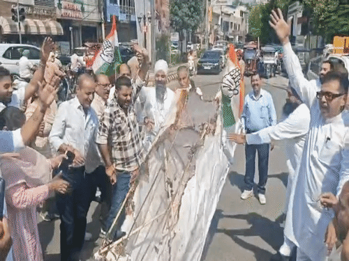 जालंधर में कांग्रेस ने पुतला जलाते समय अपना ही झंडा जलाया। - Dainik Bhaskar