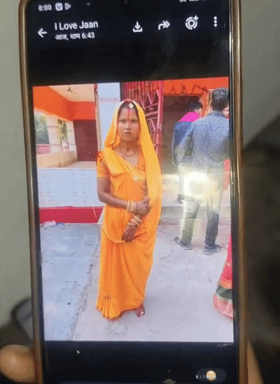 पत्नी की तस्वीर दिखाता संतोष मंडल।