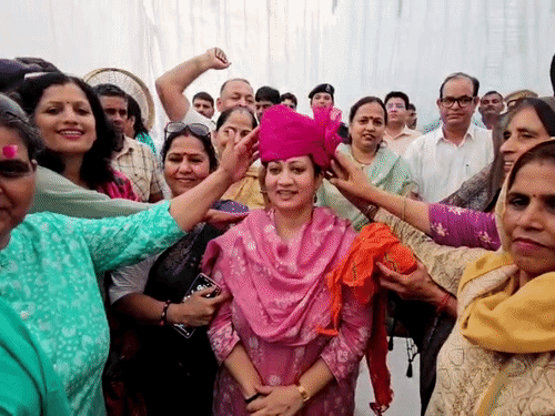आरती राव को गांव की महिलाओं ने पगड़ी पहनाई।