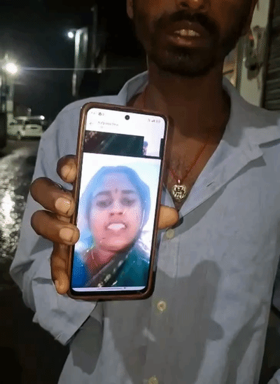 3000 रुपए की फिरौती मांगने वाली महिला की तस्वीर दिखाता संतोष मंडल।