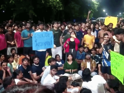 छात्रों ने IIT बॉम्बे के डायरेक्टर और डीन के इस्तीफे की मांग की।
