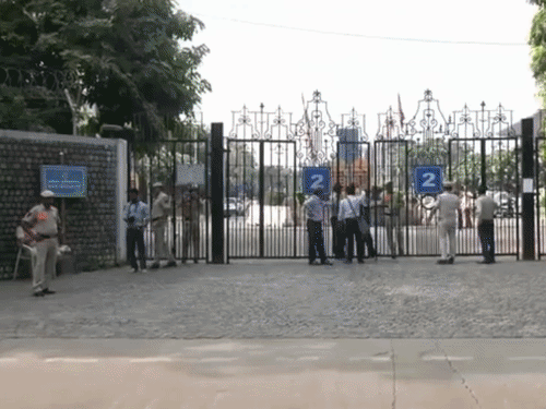 दिल्ली यूनिवर्सिटी के नॉर्थ कैंपस स्थित स्पोर्ट्स स्टेडियम में कड़ी सुरक्षा के बीच काउंटिंग जारी है। - Dainik Bhaskar