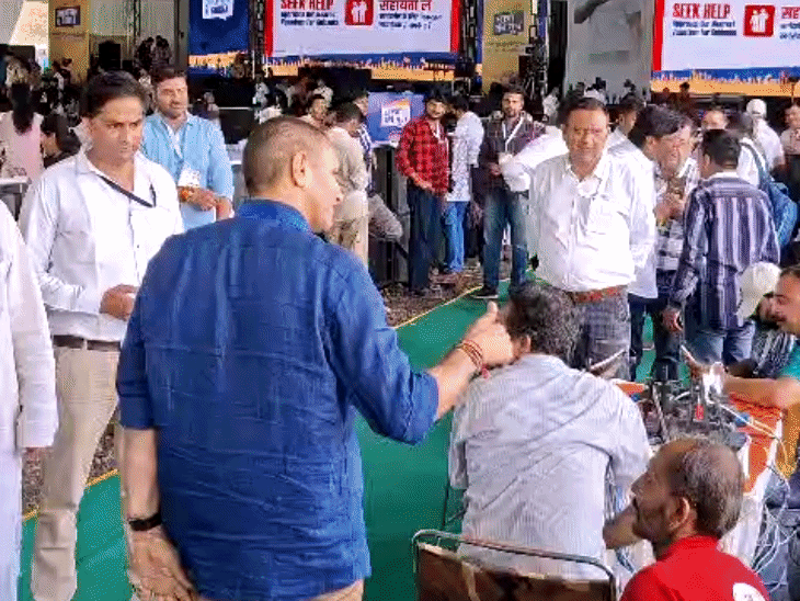 पीसीसी चीफ जीतू पटवारी ने कार्यकर्ताओं और कार्यक्रम में लगे लोगों से भोजन के लिए पूछा।