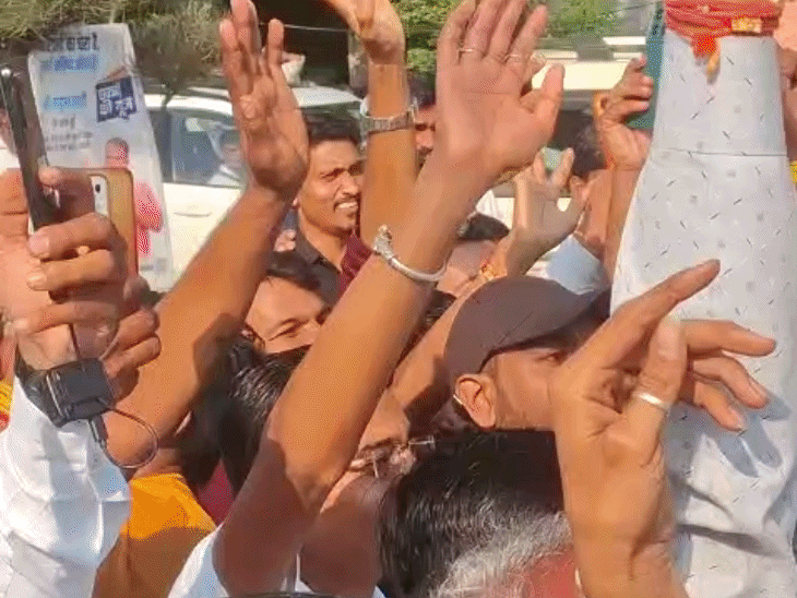 राहुल के आने से पहले तक युवाओं से संवाद किया जाता रहा।