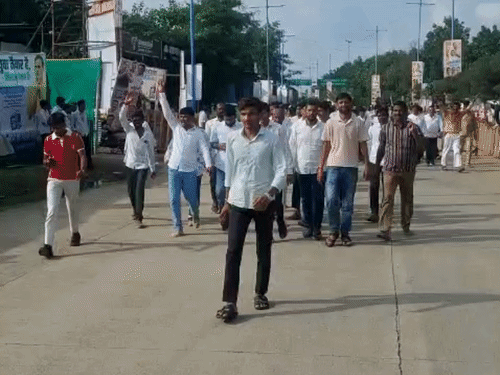 कार्यकम के लिए युवा दोपहर से ही आयोजन स्थल के लिए निकल पड़े थे।