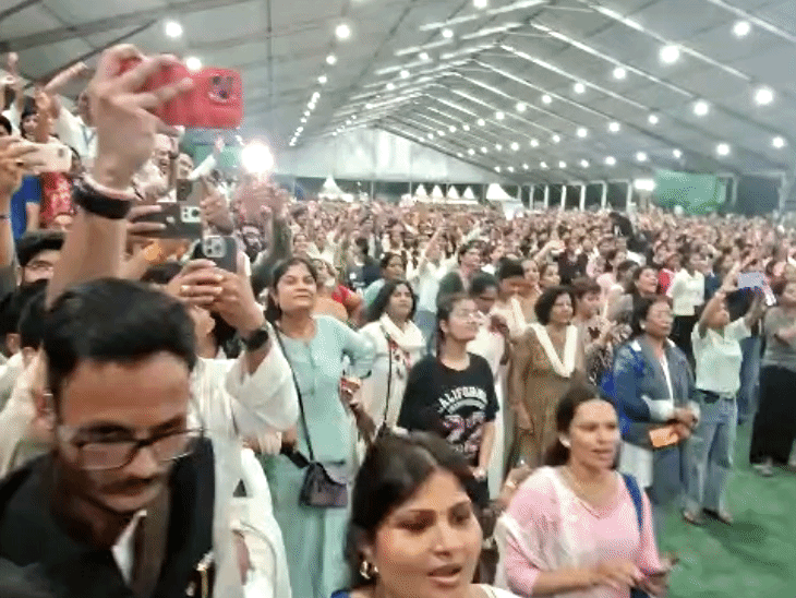 डोम के अंदर हजारों युवा मौजूद रहे।