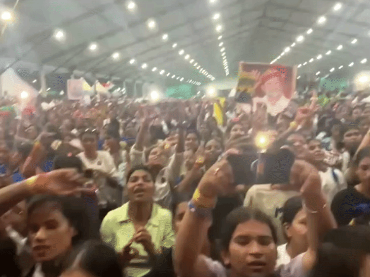 मंच के अंदर युवाओं की भीड़ उमड़ पड़ी।