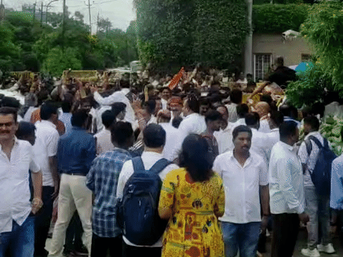 दोपहर से ही युवाओं की भीड़ लगी रही।