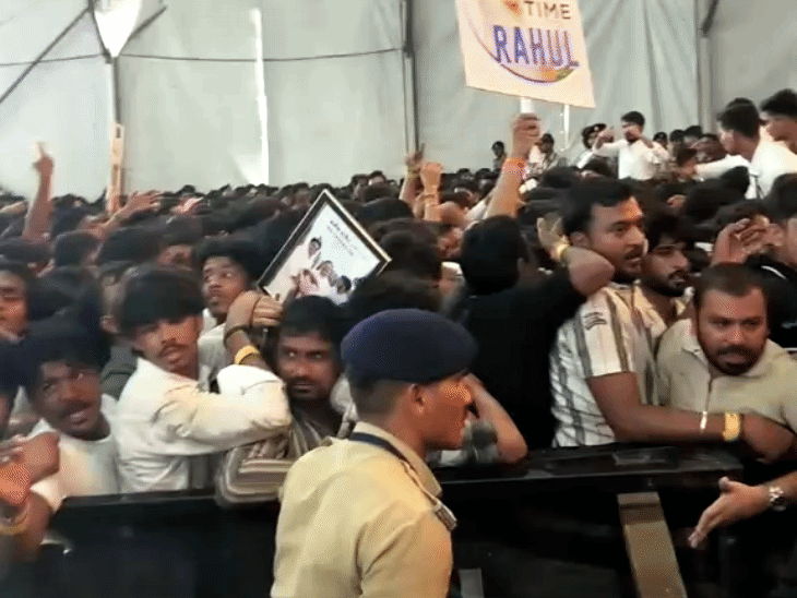 डोम के अंदर जाने के लिए लंबी लाइन लगी रही।