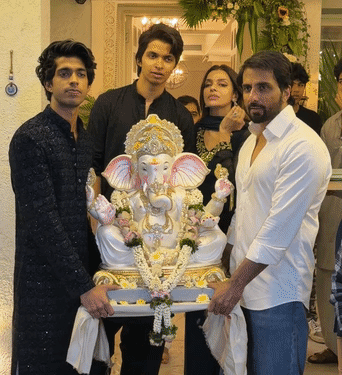 Sonu Sood performed Bappa's visarjan with his family.