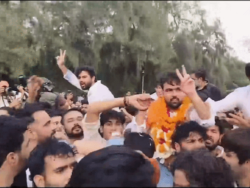 उपाध्यक्ष पद जीतने के बाद निर्दलीय उम्मीदवार दीपांशु शौकीन ने जश्न मनाया।