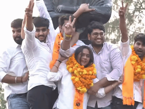 DUSU चुनाव में जीत के बाद ABVP के अध्यक्ष, सचिव और संयुक्त सचिव ने जीत का जश्न मनाया।