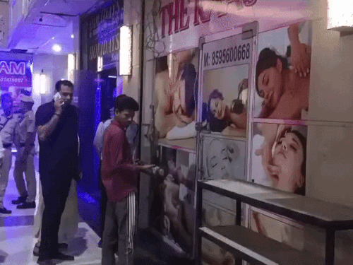 गुरुग्राम स्फायर मॉल 90 में आधी रात को पुलिस ने स्पा सेंटरों पर छापेमारी की। - Dainik Bhaskar
