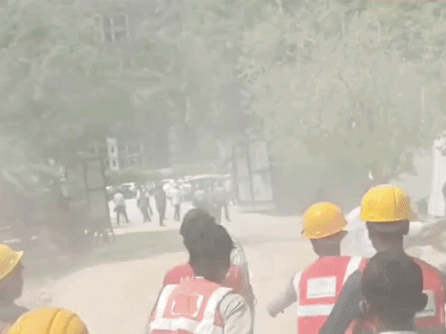 हादसे के बाद कंपनी अधिकारियों से मारपीट करते मृतक के साथी।