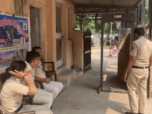 फरीदाबाद डिस्ट्रिक्ट कोर्ट के इसी गेट पर चेकिंग के दौरान युवक देसी कट्टे के साथ पकड़ा गया था।