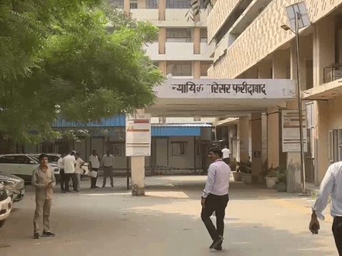 कोर्ट में उस समय नव-निर्वाचित बार काउंसिल के पदाधिकारियों का शपथ ग्रहण समारोह चल रहा था