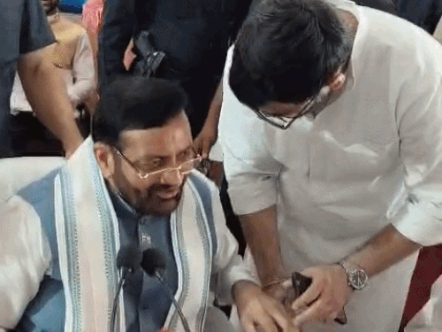 पिछली ग्रीवांस के दौरान मुख्यमंत्री नायब सैनी और विधायक गोकुल अपनी फाइल सौंपते हुए।