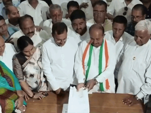 कांग्रेस से राजेंद्र सोलंकी ने मेयर पद के लिए नामांकन भरा।