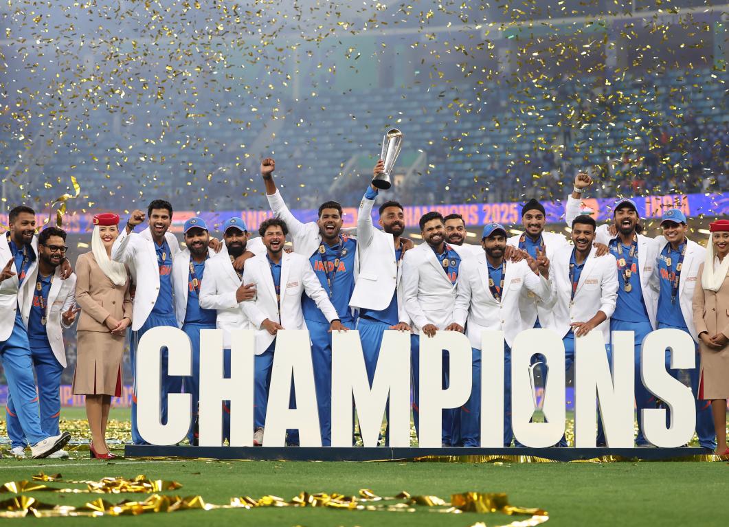 2025 चैपियंस ट्रॉफी जीतने के बाद जश्न मनाती भारतीय टीम।