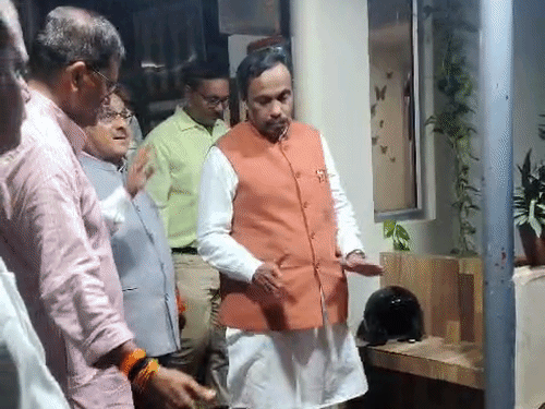 अपने प्रवास के पहले दिन तावड़े डा. राधामोहन दास अग्रवाल के यहां भोजन के लिए पहुंचे थे।