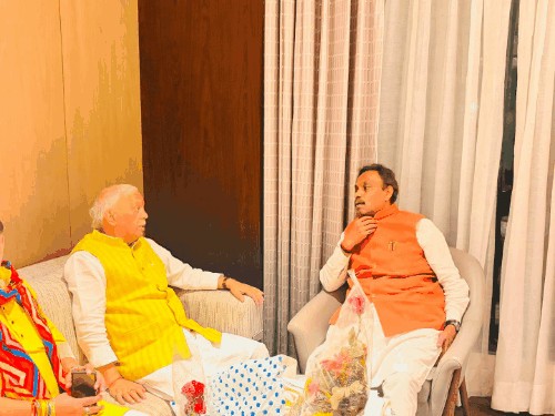 विनोद तावड़े से प्रवास के पहले ही दिन भाजपा के पूर्व प्रदेश अध्यक्ष डा. रमापति राम त्रिपाठी ने भी मुलाकात की थी।