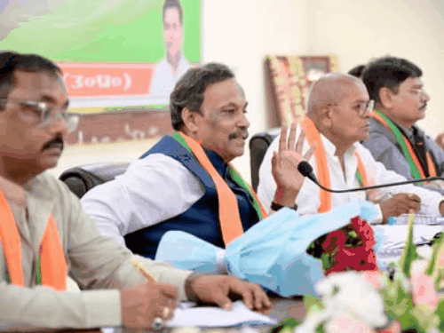 प्रदेश प्रभारी विनोद तावड़े ने संगठन की बैठक में तीन जातियों पर विशेष फोकस करने को कहा था।
