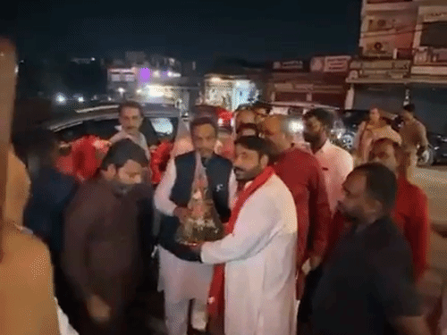 विनोद तावड़े बैठक के बाद रात 10 बजे डा. संजय निषाद के घर गए थे। इसे निषाद मतदाताओं को साधने की रणनीति के रूप में देखा जा रहा है।