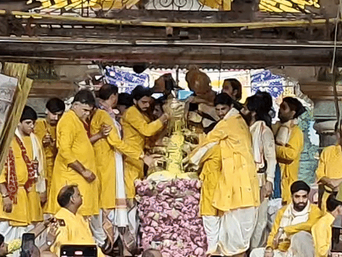 राधारानी के जन्म के बाद 25 किलो दूध, दही और घी से उनका अभिषेक हुआ।