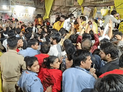 राधारानी के जन्म के बाद भक्तों ने जय श्रीराधे के जयकारे लगाए। देश-विदेश से 30 लाख श्रद्धालुओं के बरसाना पहुंचने की संभावना है।
