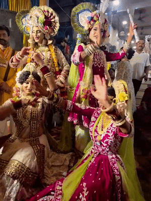 सखी के रूप में पहुंचीं महिलाएं राधाजी के दर्शन कर भजनों पर डांस कर रही हैं।