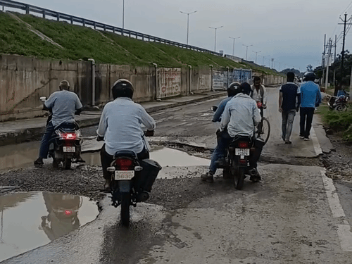 सर्विस रोड पर बना गहरा गड्ढा राहगीरों और वाहन चालकों के लिए परेशानी का कारण बना हुआ है। - Dainik Bhaskar