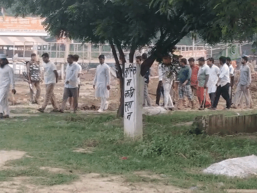 कब्रिस्तान पर बुलडोजर चलने के बाद मौके पर पहुंची भीड़।
