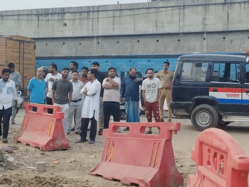 कार्रवाई करने से पहले बैरिकेडिंग की गई। इसके बाद भारी पुलिस फोर्स के बीच कब्रिस्तान की अवैध जमीन पर बुलडोजर चला।