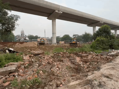 कब्रिस्तान के ऊपर से मेट्रो की लाइन निकली है।