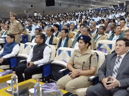 दीक्षांत समारोह में मौजूद प्राध्यापक, छात्र-छात्राएं और अन्य अतिथि।