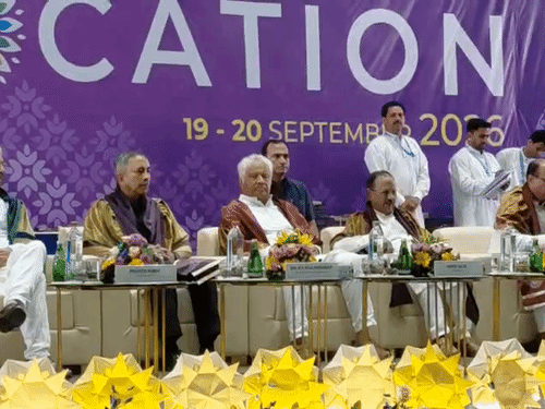 मंच पर राष्ट्रीय सुरक्षा सलाहकार (NSA) अजीत कुमार डोभाल, चीफ ऑफ डिफेंस स्टाफ (CDS) जनरल एनएस राजा सुब्रमणि और IIT रुड़की बोर्ड ऑफ गवर्नर्स के चेयरमैन एवं वरिष्ठ अधिवक्ता हरीश साल्वे समेत अन्य अतिथि मौजूद रहे।