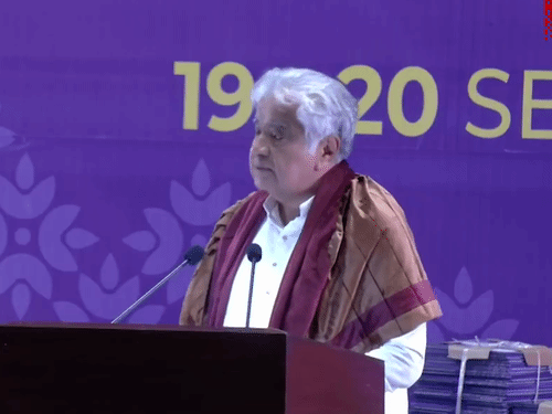 दीक्षांत समारोह को संबोधित करते वरिष्ठ अधिवक्ता और पूर्व सॉलिसिटर जनरल ऑफ इंडिया हरीश साल्वे।
