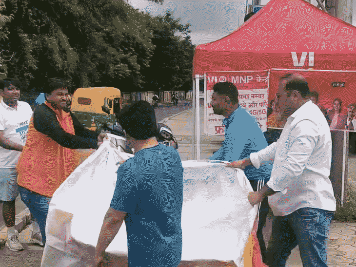 कांग्रेस कार्यकर्ताओं को जैसे ही झूठ की गूंज के होर्डिंग की जानकारी लगी वे पोस्टर निकालने पहुंच गए।